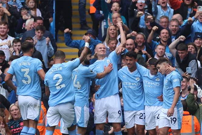 Man City thắng dễ Nottingham dù chơi thiếu người